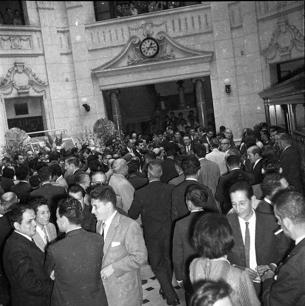 Aquel 4 de mayo de 1964, una masa de gente repletó el hall. Eran 125 años de existencia y columnistas notables como el escritor Sebastián Salazar Bondy (abajo, a la derecha) dejaron entonces sus saludos y respetos al diario decano. (Foto: GEC Archivo Histórico)  
