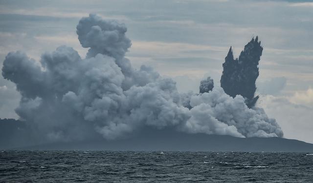 El volcán Anak Krakatoa, que originó el tsunami que se saldó con más de 400 muertos la semana pasada en Indonesia, ha perdido las dos terceras partes de su altura tras la erupción que causó la catástrofe. (Reuters).