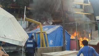 México: Incendio consume parte de un campamento para víctimas del terremoto | VIDEO