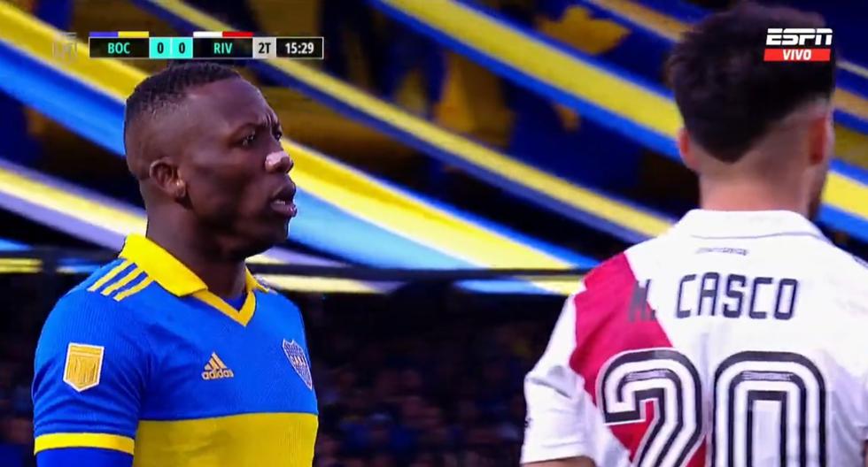 Los laterales tuvieron un duro encuentro durante el superclásico entre Boca y River en La Bombonera. (Foto: ESPN)