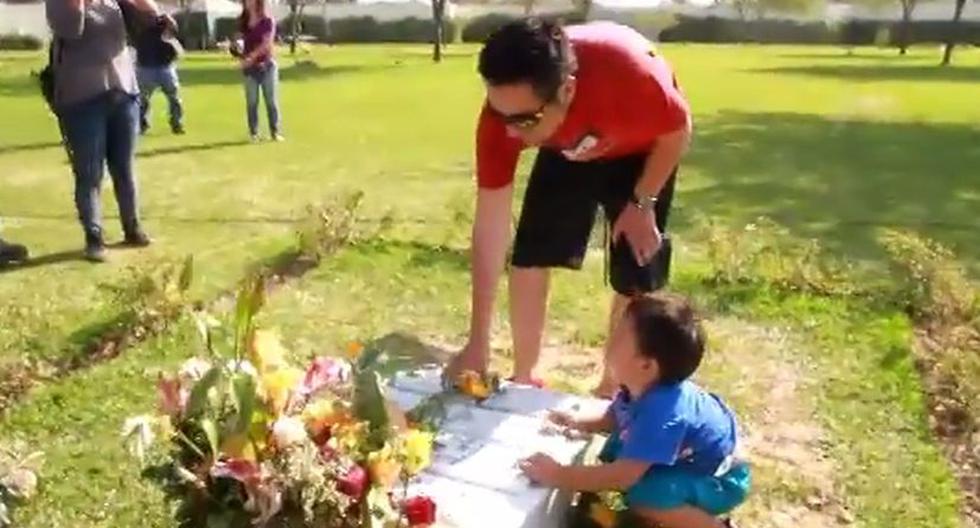 Paul Olórtiga visitó la tumba de su esposa, Edita Guerrero. (Captura de video/YouTube)