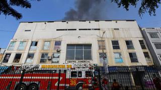 Incendio en Mesa Redonda: personal de bomberos continúan con trabajos de remoción en galería | VIDEO