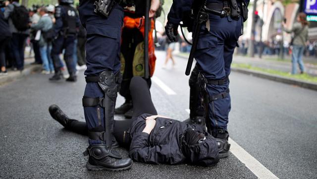En París, el cortejo de manifestantes salió a las 14H00 locales (12H00 GMT) de la céntrica plaza de la República. Unas 16.000 personas, según una consultora independiente, desfilaron en la capital francesa bajo el lema "servicio público para todos". (Foto: AFP)
