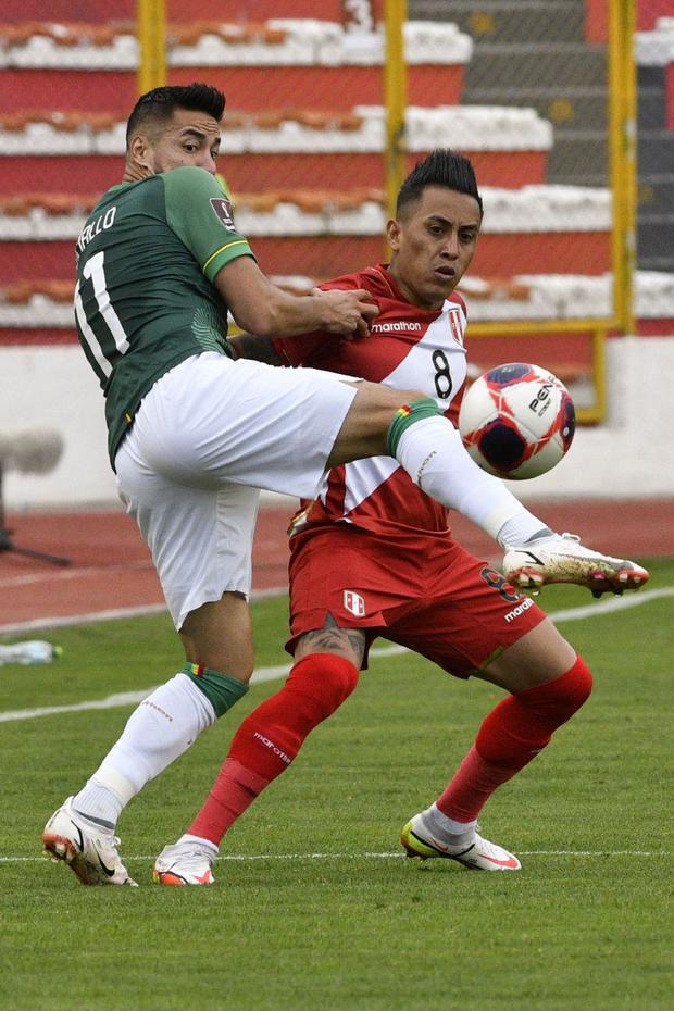 Bolivian Rodrigo Ramallo (left) and Peruvian Christian Cueva (right) compete for the ball during their South American qualifying soccer match for the 2022 FIFA World Cup Qatar at the Hernando Siles stadium in La Paz, on 10 October 2021. (Photo by AIZAR RALDES / POOL / AFP)
