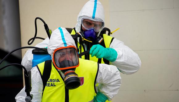 Miembros de la Guardia Real usan mascarillas protectoras fuera de la unidad de emergencia del Hospital 12 de Octubre en Madrid, en medio del brote coronavirus (COVID-19) que azota a España. (REUTERS / Juan Medina).