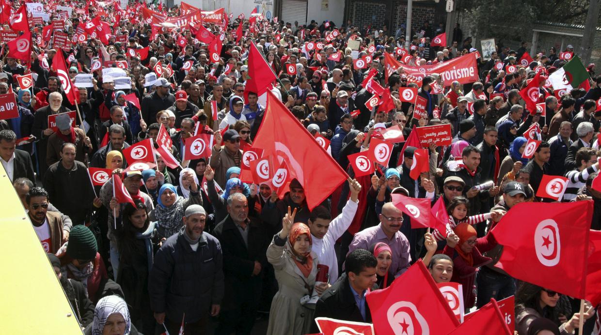 Miles de tunecinos marchan en contra del terrorismo - 1