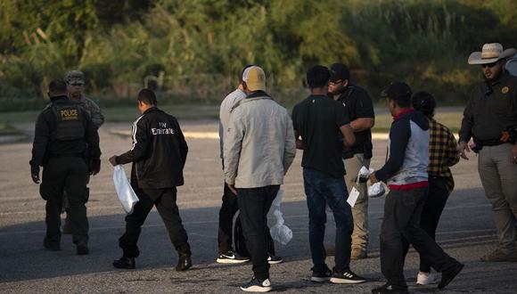 Los migrantes son detenidos por la patrulla fronteriza en Eagle Pass, Texas, el 8 de noviembre de 2022. (Foto de Mark Felix / AFP)