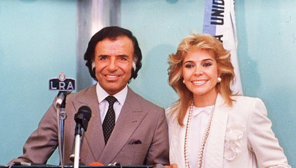 Foto tomada el 15 de mayo de 1989 que muestra al entonces candidato presidencial de la oposición Carlos Menem y a su esposa Zulema Yoma en una conferencia de prensa en La Rioja, norte de Argentina. (Foto: DANIEL GARCIA / AFP)