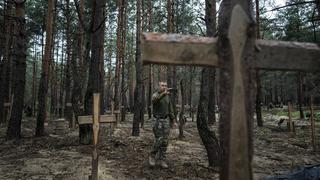 Ucrania halla cientos de tumbas y “centros de tortura” en territorio liberado