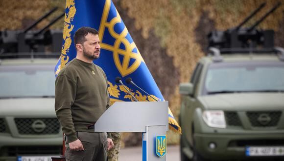 El presidente ucraniano, Volodymyr Zelensky, participa en una ceremonia conmemorativa del Día de la Guardia Fronteriza en Kiev, el 30 de abril de 2023. (Foto de Handout / Servicio de prensa de la Presidencia de Ucrania / AFP)