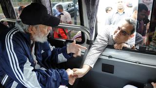 Fidel Castro reaparece en público tras 14 meses de ausencia
