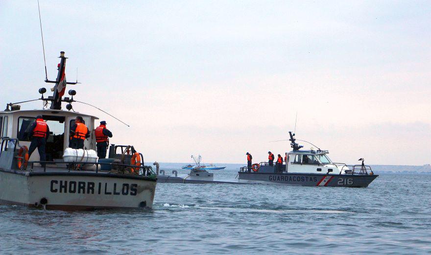 A las 6:30 de hoy arribó el narcosubmarino que fue detenido la noche del sábado a 178 millas de las costas de Talara, en Piura (Foto. Ralph Zapata)