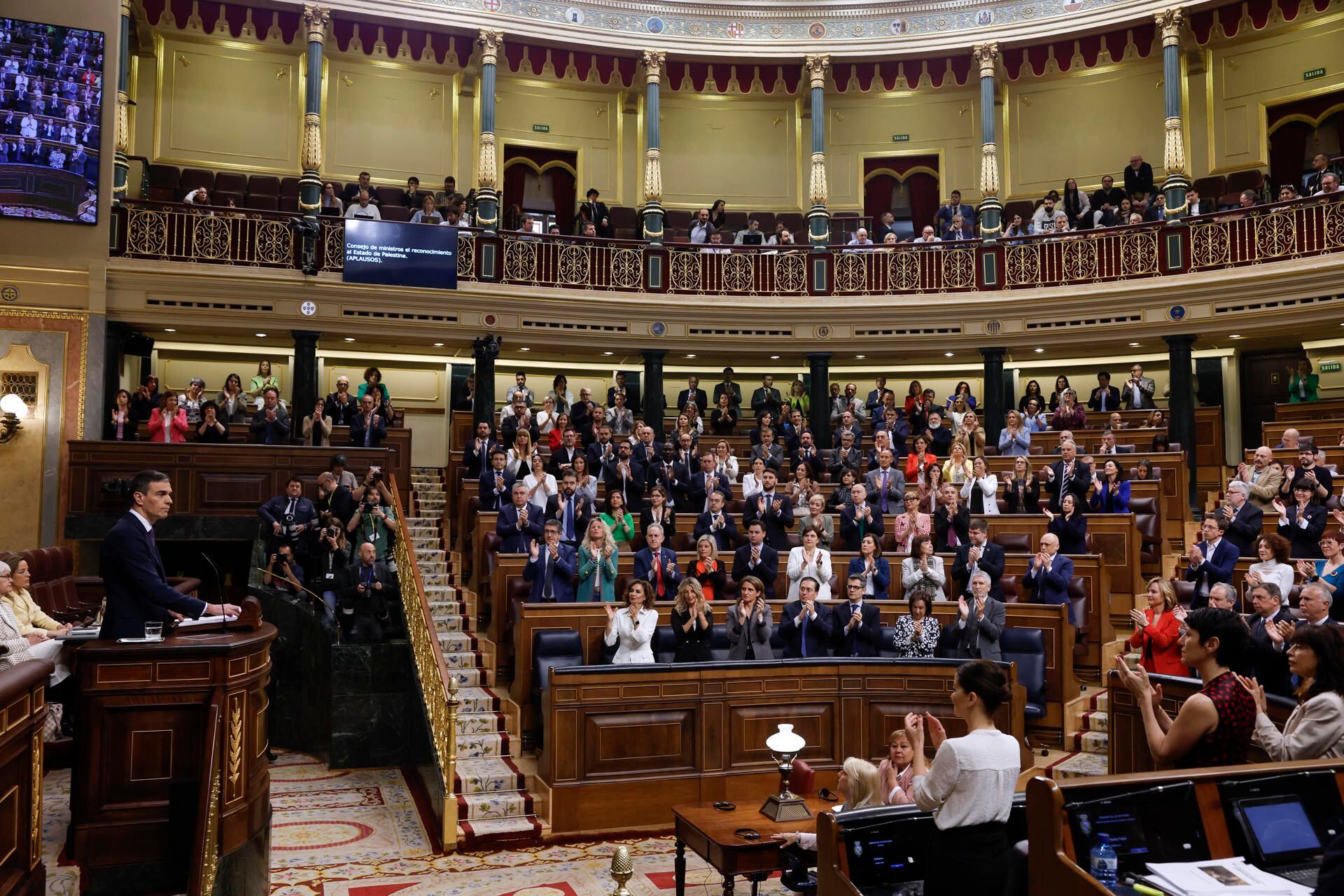 El presidente del Gobierno, Pedro Sánchez, comparece a petición propia ante el pleno del Congreso este miércoles, donde ha anunciado que el Consejo de Ministros aprobará el reconocimiento de Palestina como Estado el próximo 28 de mayo. (EFE/ JJ Guillén).