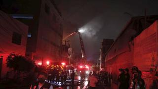 SJL: más de 20 viviendas afectadas tras incendio en fábrica clandestina