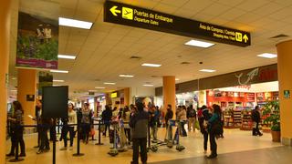 Gobierno aprueba eliminación del metro de distancia social obligatorio en aeropuertos del Perú