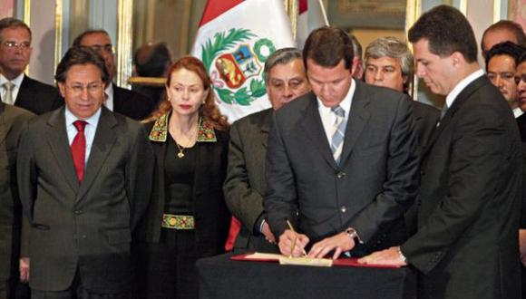 El 4 de agosto del 2005, durante el gobierno de Alejandro Toledo, Barata participó en la firma del contrato de la carretera Interoceánica Sur en Palacio de Gobierno. (Foto: Archivo El Comercio)