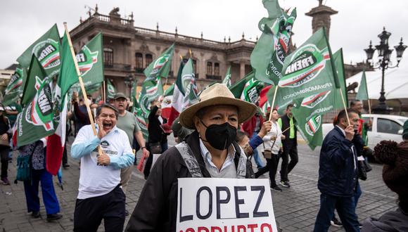 Decenas de personas convocadas por el movimiento Frente Nacional Ciudadano, (FRENA), participan en una marcha en la macroplaza de la ciudad de Monterrey, en Nuevo León (México).