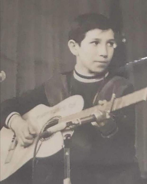 El "Buki" de infante tocando su guitarra, como siempre (Foto: Marco Antonio Solís / Instagram)