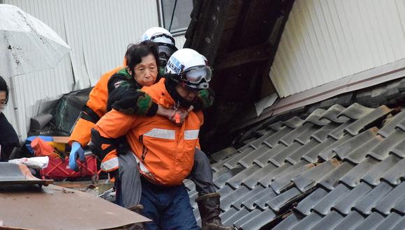 Un residente (C) es rescatado después de ser rescatado por bomberos en la ciudad de Suzu, prefectura de Ishikawa, después de que un gran terremoto de magnitud 7,5 sacudiera la región de Noto en la prefectura de Ishikawa el día de Año Nuevo. (Foto de JIJI Press / AFP)