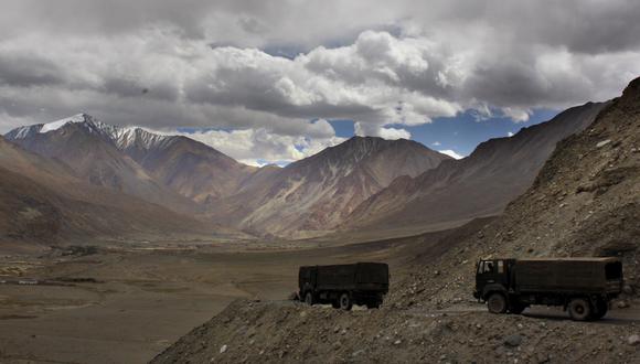 Los gigantes asiáticos enfrentan dificultades para delimitar la frontera debido a las montañas y lagos existentes en el territorio en disputa. (Foto: AP/ Manish Swarup)