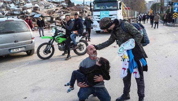 Un hombre carga a una niña que fue rescatada de los escombros de un edificio derrumbado en Hatay, Turquía, el 07 de febrero de 2023. (Foto: EFE/EPA/ERDEM SAHIN)