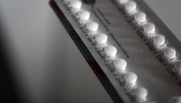 Una tableta de píldoras anticonceptivas o de control natal. (Foto referencial de Lou BENOIST / AFP)