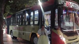 Argentina: la joven que llegó a su quinceañero en el bus de transporte público que conduce su papá