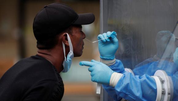 Un hombre se somete a una prueba hisopada de coronavirus, en Ciudad de Panamá. (Foto: EFE/Bienvenido Velasco).