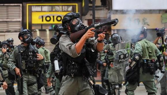 Hong Kong: policía lanza gases lacrimógenos contra los manifestantes. (Foto: EFE)