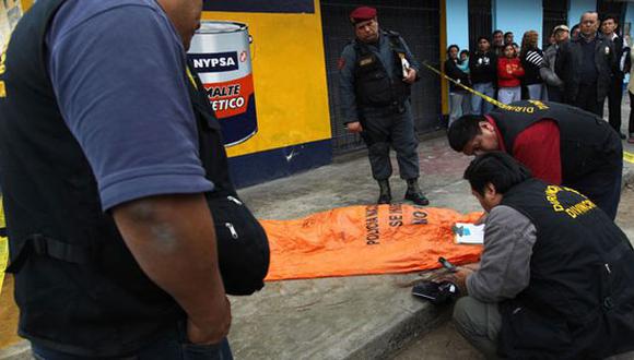 Sujeto fue acribillado por sicarios dentro de taxi en Chimbote