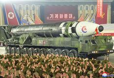 Corea del Norte exhibe en desfile gran número de misiles balísticos bajo la mirada de Kim Jong Un