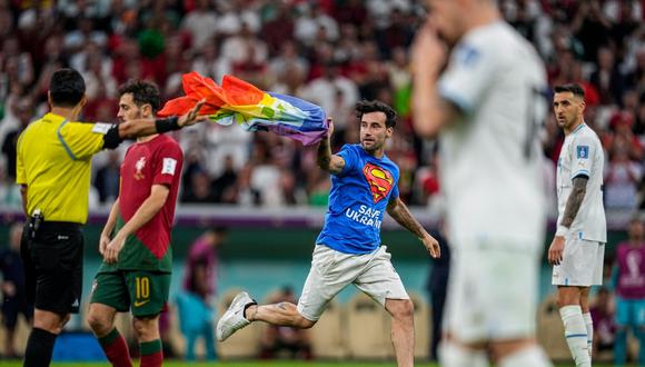 Joven invadió el campo en el partido Uruguay vs. Portugal como señal de protesta. (Foto: EFE)
