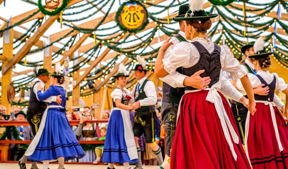 Cada año, las calles de Munich en Alemania se llenan de tradición y cultura, pues se celebra el Oktoberfest 2022. Este evento empieza 17 de setiembre y concluye el 3 de octubre. Este día se realiza desde el año 1810 y se caracteriza por su musica tradicional, bailes típicos y beber abundante cerveza. (Foto: shutterstock)