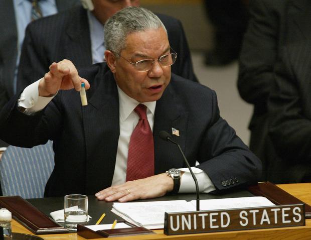 US Secretary of State Colin Powell holds up a vial that he said was the size that could be used to contain anthrax while addressing the United Nations Security Council on February 5, 2003. (AFP PHOTO / Timothy A. CLARY).