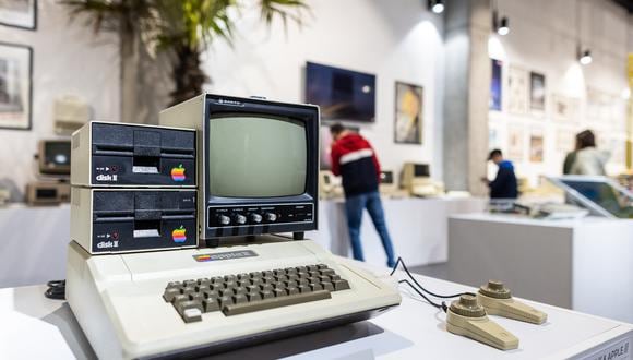 Una computadora Apple II está en exhibición en el recién inaugurado Museo Apple en Varsovia. (Foto: AFP)