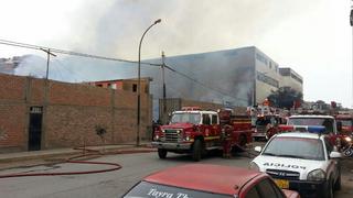 FOTOS: más de 14 unidades de bomberos luchan por controlar incendio en fábrica de San Martín Porres