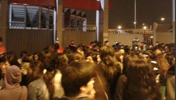 Fans de MBLAQ permanecen en los exteriores del Coliseo Dibós