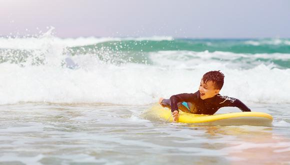 Sobre las olas. En Máncora se pueden tomar clases de surf en familia. (Foto: Shutterstock)