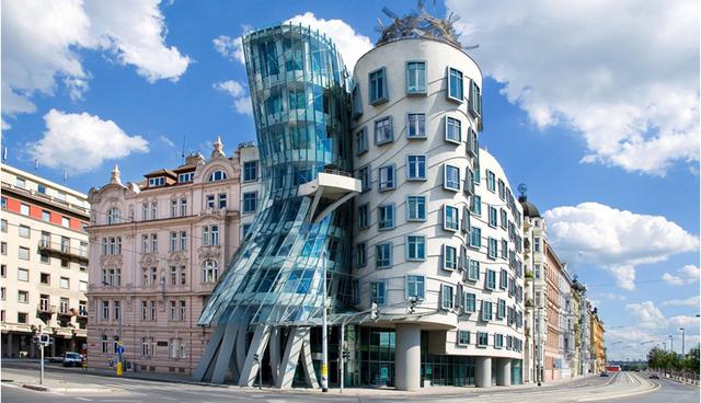 En checo se la llama Tancící dum. La caligrafía es complicada pero se traduce sencillamente como “casa danzante”. Oficialmente es el inmueble Nationale-Nederlanden, una torre de oficinas en el centro barroco de Praga. Fue diseñado en un estilo deconstructivista por los arquitectos Vlado Milunic y Frank Gehry y construido entre 1994 y 1996. (Foto: Difusión)