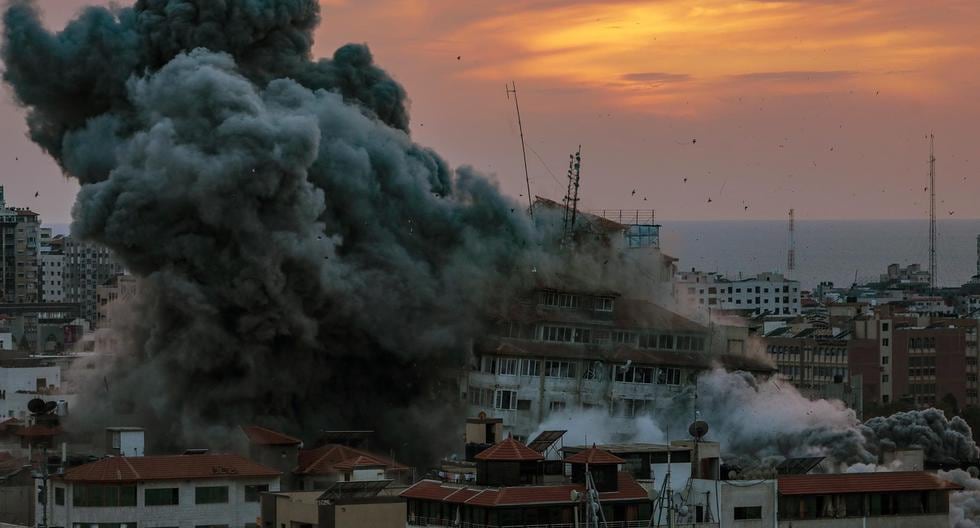 El humo se eleva después de que aviones de combate israelíes atacaran la torre Palestina en la ciudad de Gaza, el 7 de octubre de 2023. (EFE/EPA/MOHAMMED SABLE).