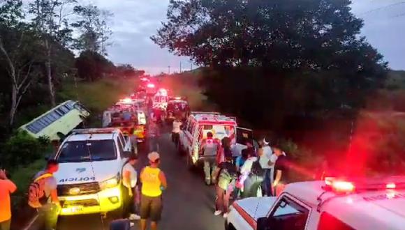 Agentes de la Cruz Roja costarricense acuden al lugar de un accidente en el que un bus con más de 50 migrantes se volcó, en Los Chiles, Costa Rica, el 20 de julio de 2023. (Captura de Twitter @CruzRojaCRC)
