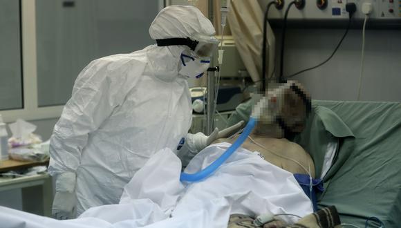 Una enfermera atiende a un paciente de coronavirus en una unidad de cuidados intensivos en el hospital público Rafik Hariri en la capital libanesa de Beirut el 7 de abril de 2020. Foto: AFP / JOSEPH EID