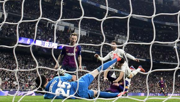 El Barcelona dio un golpe de autoridad a la Liga al ganar 1-0 en el campo del Real Madrid, en la jornada 26 del torneo español, del que prácticamente se despidió el equipo blanco. (Foto: AFP)