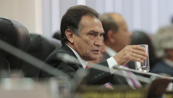 Héctor Becerril dijo que Aráoz Fernández “está desesperada por seguir al mando del país”. (Foto: Archivo El Comercio)