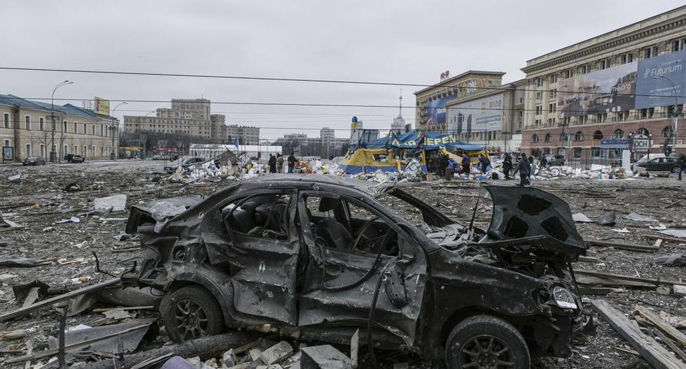 Vista de la plaza central de Kharkiv, la segunda ciudad de Ucrania, tras bombardeos rusos, el 1 de marzo de 2022. (AP Foto/Pavel Dorogoy).