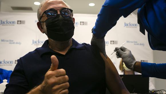 Emilio Estefan cierra el 2020 vacunándose contra la COVID-19. (Foto: Eva Marie UZCATEGUI / AFP)