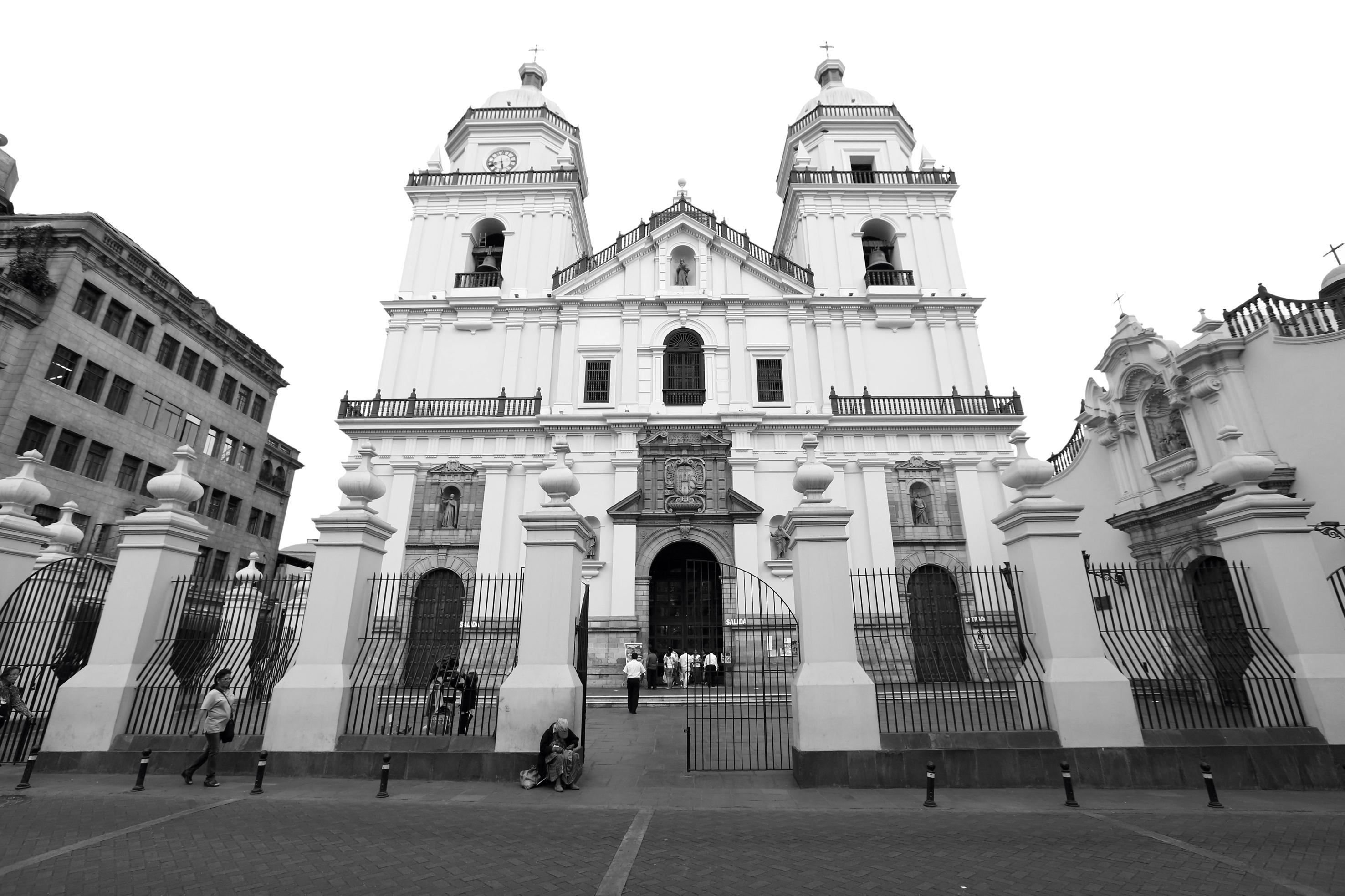 La Iglesia de San Pedro está situada en el cruce de la cuadra 4 del Jirón Azángaro con Jirón Ucayali.