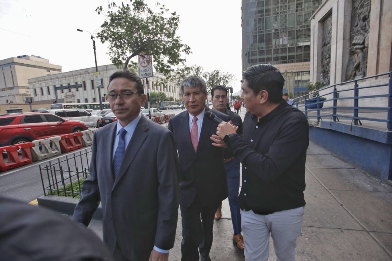 Wilfredo Oscorima, gobernador regional de Ayacucho, acudió junto con su abogado Humberto Abanto a la Fiscalía de la Nación por el Caso Rolex. (Foto: Antonhy Niño de Guzmán)