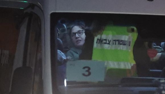 La rehén israelí Gabriela Leimberg es vista en una ambulancia después de ser liberada por Hamas. (EFE/EPA/ABIR SULTAN).