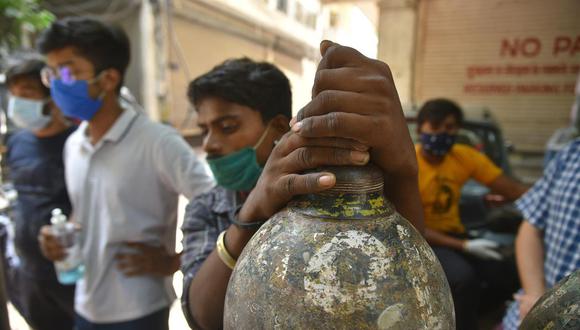 Los indios esperan para llenar sus cilindros de oxígeno en un proveedor de oxígeno en Nueva Delhi. (EFE / EPA / IDREES MOHAMMED).